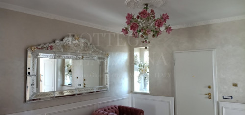 Lampadario floreale modello ROSETO realizzato nella fornace di Bottega Veneziana con antiche tecniche di lavorazione del vetro soffiato a caldo. Fiori in pasta di vetro rosa. Prodotto artigianale fatto a mano in Italia