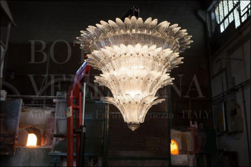 Lampadario Vintage modello PALME realizzato nella fornace di Bottega Veneziana completamente a mano secondo le tradizionali tecniche di lavorazione del vetro veneziano