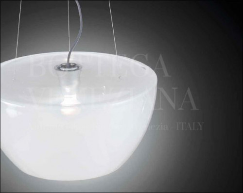 Sospensione moderna modello SIRIO in vetro soffiato di Murano bianco sfumato. Realizzata completamente a mano secondo le tradizionali tecniche di lavorazione del vetro artistico veneziano. Prodotto artigianale fatto in Italia