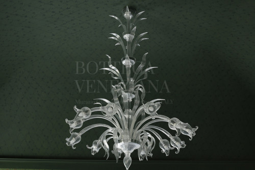 Lampadario modello COROLLE in vetro soffiato di Murano cristallo. Realizzato a Venezia nella fornace di Bottega Veneziana. Prodotto artigianale fatto completamente a mano in Italia