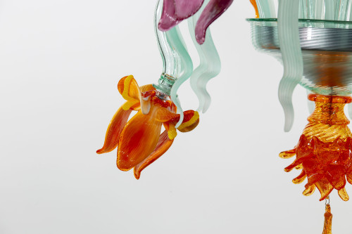 Lampadario in stile floreale modello IRIS MULTICOLORE realizzato completamente a mano in vetro soffiato di Murano nella fornace di Bottega Veneziana. Prodotto di alta qualità artigianale fatto in Italia