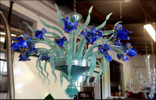 Lampadario in stile floreale modello IRISBLU realizzato completamente a mano in vetro soffiato di Murano nella fornace di Bottega Veneziana. Prodotto di alta qualità artigianale fatto in Italia