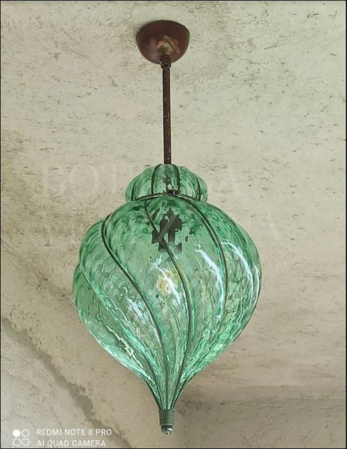 Lanterna veneziana modello GOCCIA in vetro soffiato di Murano. Realizzata a Venezia nella fornace di Bottega Veneziana. Prodotto fatto completamente a mano in Italia