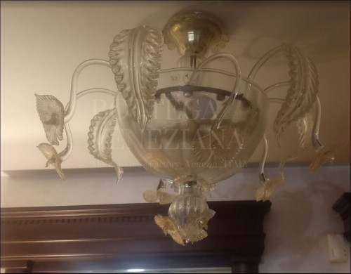 Plafoniera modello STELLA in vetro soffiato di Murano oro totale 24Kt. Prodotto artigianale italiano realizzato nella fornace di Bottega Veneziana secondo le antiche tecniche di soffiatura del vetro muranesi.