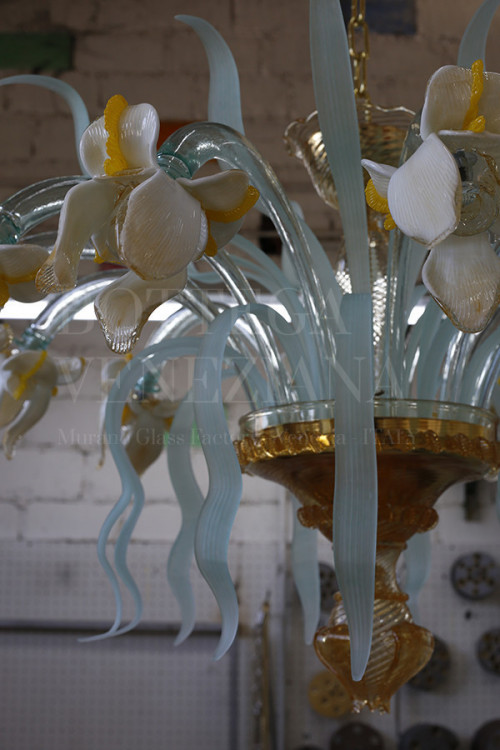 Lampadario in stile floreale modello IRIS PLAFONIERA realizzato completamente a mano in vetro soffiato di Murano nella fornace di Bottega Veneziana. Prodotto di alta qualità artigianale fatto in Italia