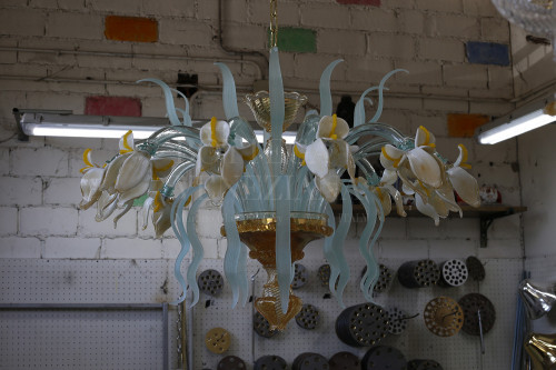 Lampadario in stile floreale modello IRIS plafoniera realizzato completamente a mano in vetro soffiato di Murano nella fornace di Bottega Veneziana. Prodotto di alta qualità artigianale fatto in Italia