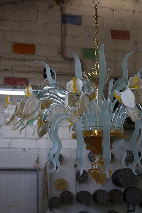 Lampadario in stile floreale modello IRIS MULTICOLOR realizzato completamente a mano in vetro soffiato di Murano nella fornace di Bottega Veneziana. Prodotto di alta qualità artigianale fatto in Italia