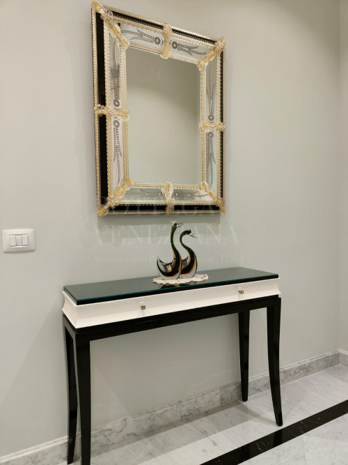 Specchio veneziano modello LORENZ NERO realizzato completamente a mano dai nostri artigiani in cristallo, rifiniture oro e fascie nere. Prodotto artigianale fatto a Venezia Italia