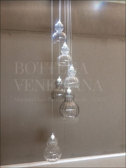 Sospensione moderna modello BOLLE in vetro soffiato di Murano fatta a mano secondo le tradizionali tecniche di lavorazione del vetro artistico veneziano. Prodotto artigianale realizzato nella fornace di Bottega Veneziana a Venezia