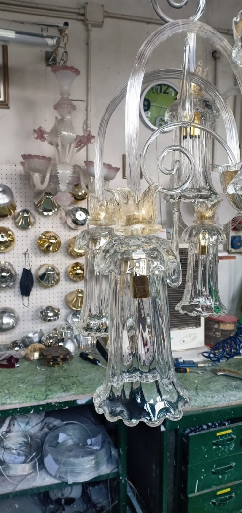 Lampadario classico in vetro di Murano cristallo e oro modello CAMPANULE realizzato completamente a mano a Venezia nella Vetreria Artistica Bottega Veneziana. Prodotto artigianale fatto in Italia