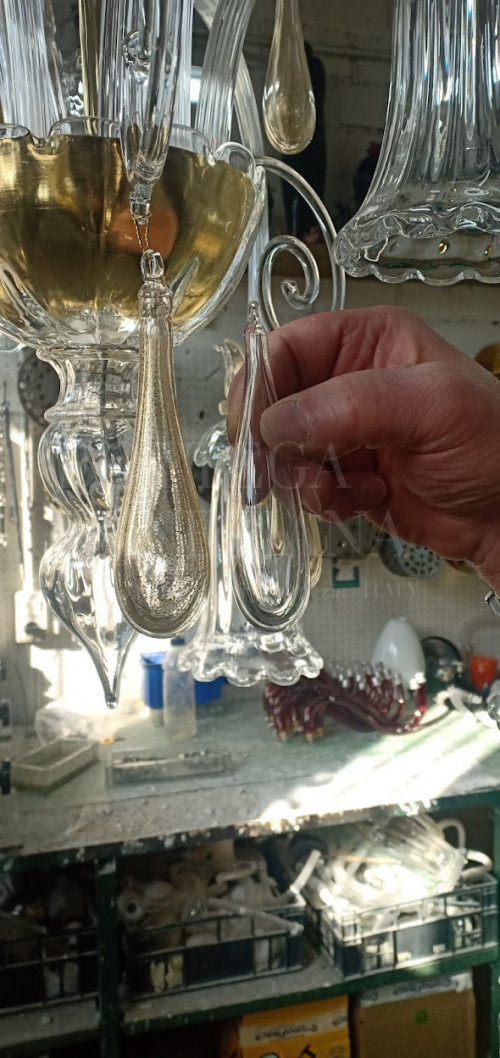 Lampadario classico in vetro di Murano cristallo e oro modello CAMPANULE realizzato completamente a mano a Venezia nella Vetreria Artistica Bottega Veneziana. Prodotto artigianale fatto in Italia