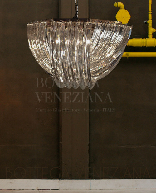 Lampadario in stile Vintage modello ARES realizzato con la tecnica di lavorazione del vetro alla piastra. Prodotto artigianale fatto a mano a Venezia nella fornace di Bottega Veneziana