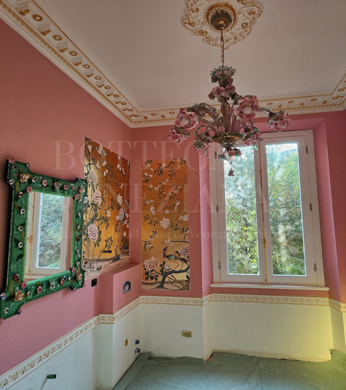 Specchio moderno vetro Murano con perle fiori e rose modello MONIQUE. Realizzato completamente a mano da artigiani veneziani secondo le tradizionali tecniche di lavorazione degli specchi veneziani