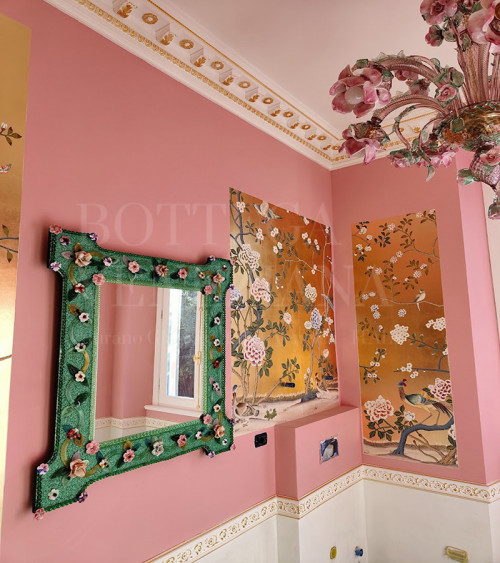 Specchio moderno vetro Murano con perle fiori e rose modello MONIQUE. Realizzato completamente a mano da artigiani veneziani secondo le tradizionali tecniche di lavorazione degli specchi veneziani