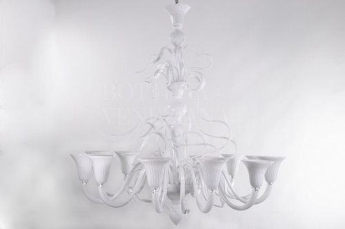 Lampadario moderno  in vetro di Murano bianco modello ANGEL realizzato completamente a mano nella fornace di Bottega Veneziana secondo le tradizionali tecniche di lavorazione del vetro veneziano. Prodotto artigianale fatto in Italia