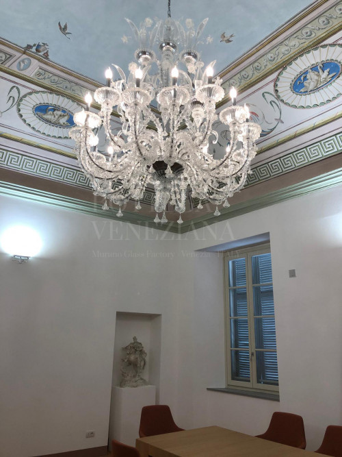 Lampadario stile Rezzonico in vetro di Murano cristallo modello GLORIA realizzato completamente a mano nella fornace di Bottega Veneziana secondo le tradizionali tecniche di lavorazione del vetro soffiato veneziano